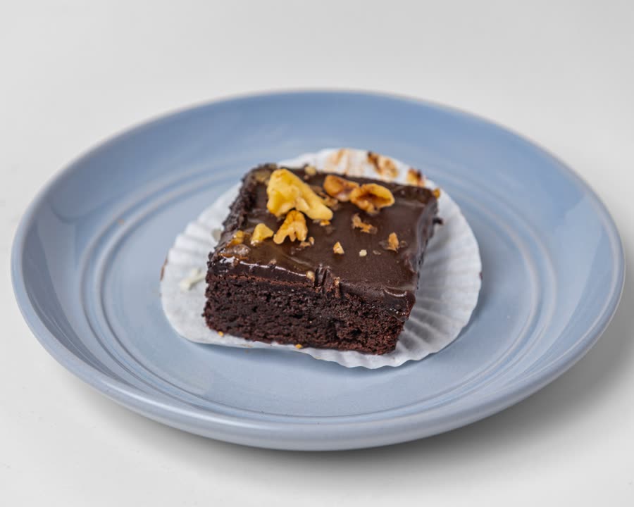 Gluten-friendly walnut caramel brownie