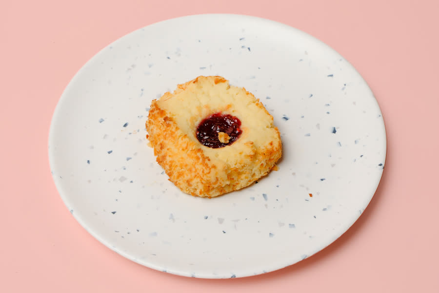 Coconut-edged shortbread cookie with raspberry centre